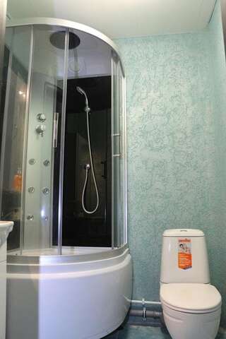 Хостел Атмосфера Томск Двухместный номер с 2 отдельными кроватями и собственной ванной комнатой-5